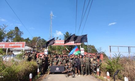 ကင်းလှည့်နေသော စစ်ကောင်စီအဖွဲ့အား ပျောက်ကျားနည်းဗျူဟာဖြင့် တိုက်ခိုက်ခြင်းခံရ ယမန်နေ့၂၀၂၅ခုနှစ်၊ မေလ(၁)ရက်နေ့တွင် The Kaladan Post မှ သတင်းတိုကဏ္ဍ အမှတ်စဥ် (၂) ဖြင့် တင်ဆက်ထားတဲ့ ဖြည့်စွက်တင်ဆက်ခြင်း