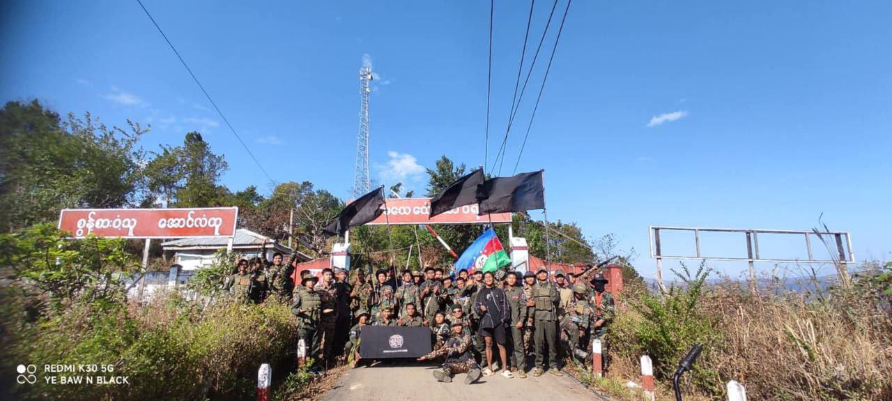 ကင်းလှည့်နေသော စစ်ကောင်စီအဖွဲ့အား ပျောက်ကျားနည်းဗျူဟာဖြင့် တိုက်ခိုက်ခြင်းခံရ ယမန်နေ့၂၀၂၅ခုနှစ်၊ မေလ(၁)ရက်နေ့တွင် The Kaladan Post မှ သတင်းတိုကဏ္ဍ အမှတ်စဥ် (၂) ဖြင့် တင်ဆက်ထားတဲ့ ဖြည့်စွက်တင်ဆက်ခြင်း