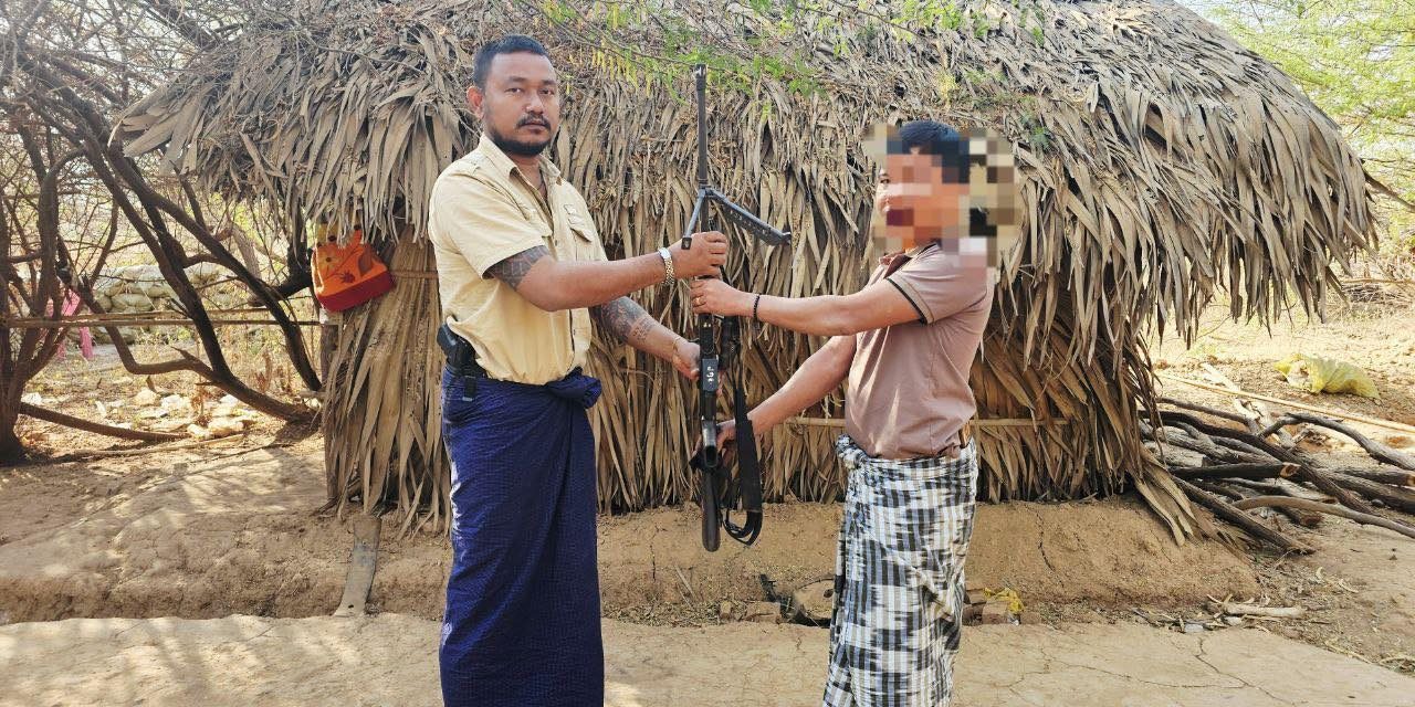 စစ်မှုထမ်းတပ်သားသစ် ၃ ဦး လက်နက်ခဲယမ်းများနှင့်အတူ ပြည်သူ့ကာကွယ်ရေးတပ်ဖွဲ့ထံ အလင်းဝင်