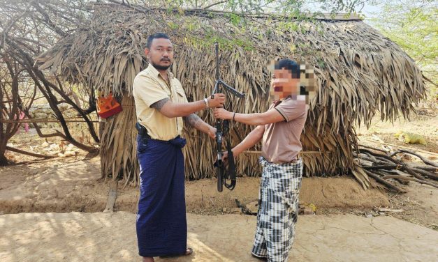 စစ်မှုထမ်းတပ်သားသစ် ၃ ဦး လက်နက်ခဲယမ်းများနှင့်အတူ ပြည်သူ့ကာကွယ်ရေးတပ်ဖွဲ့ထံ အလင်းဝင်